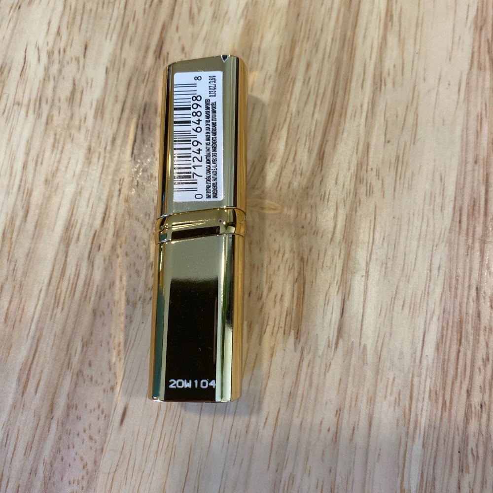 3/$10 L’Oréal Color Riche in Successful Red - Picture 2 of 6